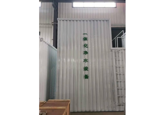 生活廢水處理設(shè)備系統(tǒng)軟硬件：由混凝土池、沉砂池、過濾池、水體平穩(wěn)加藥設(shè)備、反清洗設(shè)備、離心水泵及電控柜構(gòu)成